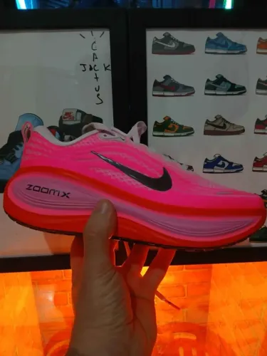 Nike vomero plus Hyper Pink