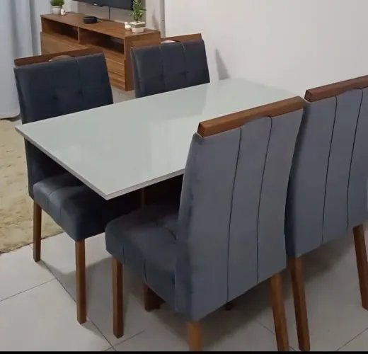 Mesa com 4 cadeiras
