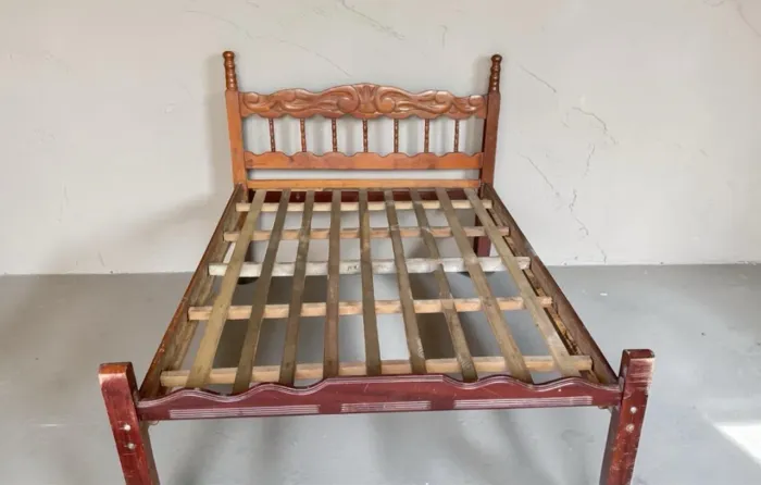 Cama de casal na madeira maciça (usada)
