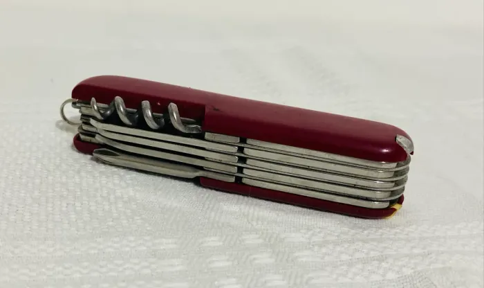 Canivete Multiúso Estilo Suíço Vermelho - Lâmina em Aço Inox (Stainless Rostfrei)
