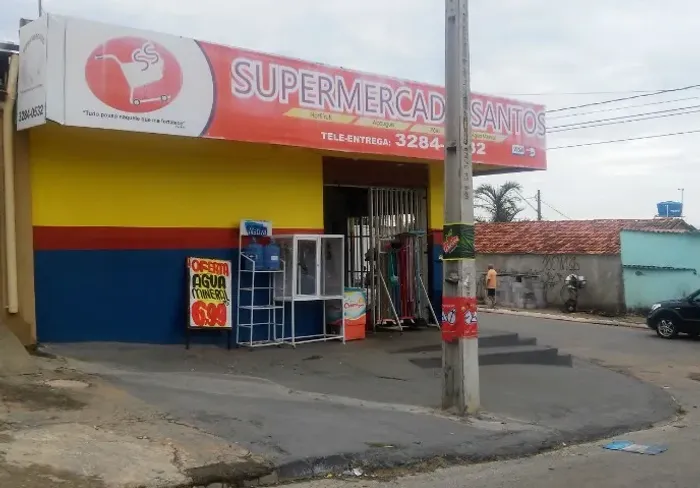 Alugo sala comercial 100m2. Em avenida movimentada, de esquina, 3 portas grandes.