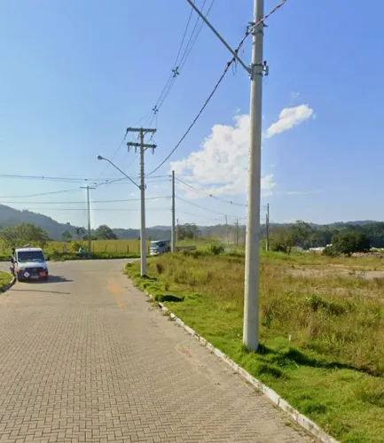 Lote de esquina plano, com 1.036 m², de frente para a geral- em Forquilhas.