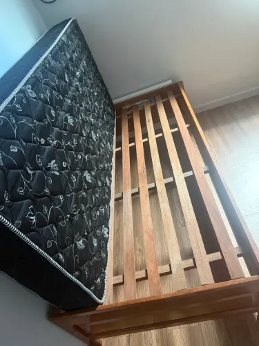 Cama de Solteiro de Madeira + Colchão (Semi Novos)