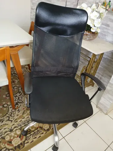 Cadeira de escritório presidente confortável Giratória e Regulagem de Altura 