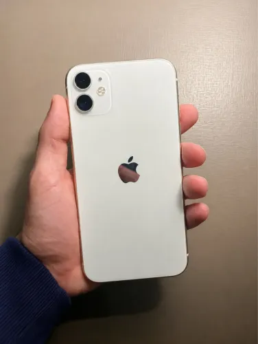 iPhone 11 Branco - 128 GB | R$ 1.100,00 (PIX)