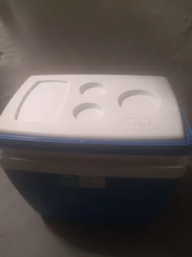 Vendo uma caixa térmica.