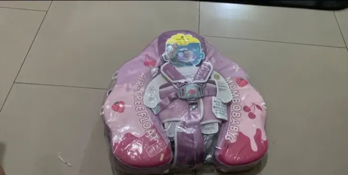 Esta é a Boia MamboBaby Sorvete Deluxe Edition, um flutuador infantil não inflável desenvo