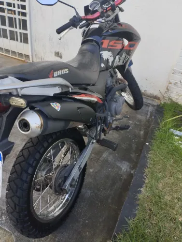 Bros bem conservada , emplacada TD em ordem é só transferir e seguir seu rumo