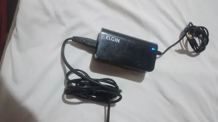 Vende se uma fonte carregador ELGIN simi nova