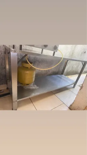 Mesa de inox com base em baixo