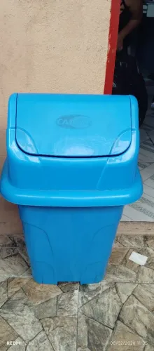 R$ 60,00, sem entrega, balde de lixo azul de plástico resistente. 50 Litros