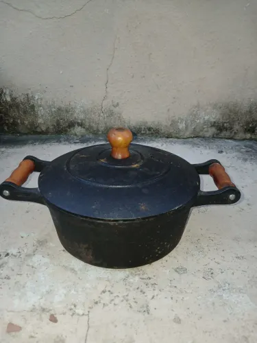 Panela de ferro fundido com tampa e duas alças de madeira  para 4 litros 