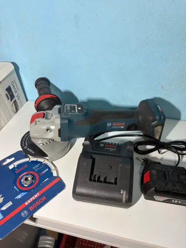 Esmilhadeira Bosch a bateria com controle de rotação..