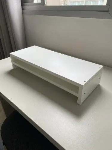 Suporte para monitor branco com prateleira em mdf 