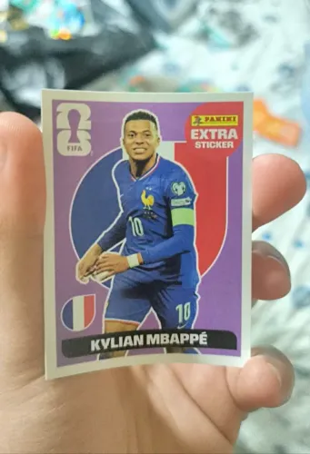 Figurinha legend do Kylian Mbappé bordô