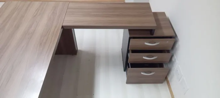 MESA GRANDE PARA ESCRITÓRIO EM L COM GAVETEIROS 