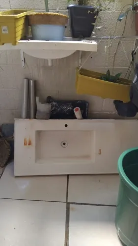 Venda 1 pia de banheiro e 1 de cozinha.
