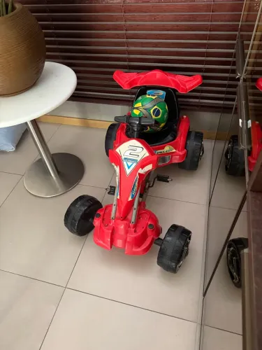 Carrinho de fórmula 1 com pedal
