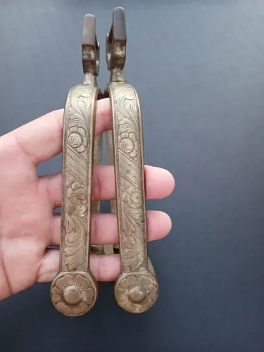 Estribo Florido Antigo em Metal Garantido - Década de 1950