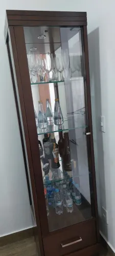 Cristaleira na cor imbuída!!!<br>Cristaleira com 1 Porta e 1 Gaveta Cor Imbuia