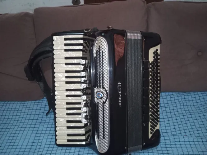 Acordeon Giulliete f4.t, so chame se tiver condições de compra( dispenso curiosos)