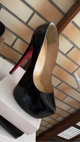 Christian Louboutin Paris | Scarpin Meia-Pata Verniz Preto Solado Vermelho N38 BR Usado 2x