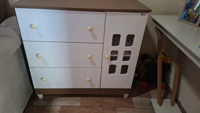 Cômoda 3 gavetas e 1 porta