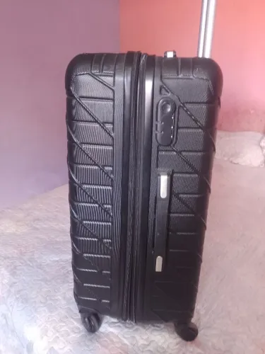 Vendo mala de viagem de 23 quilos preta seme nova