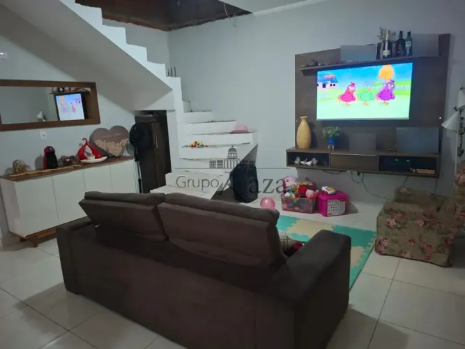 Casa - Jardim Santa Maria - 2 Dormitórios - 205m².