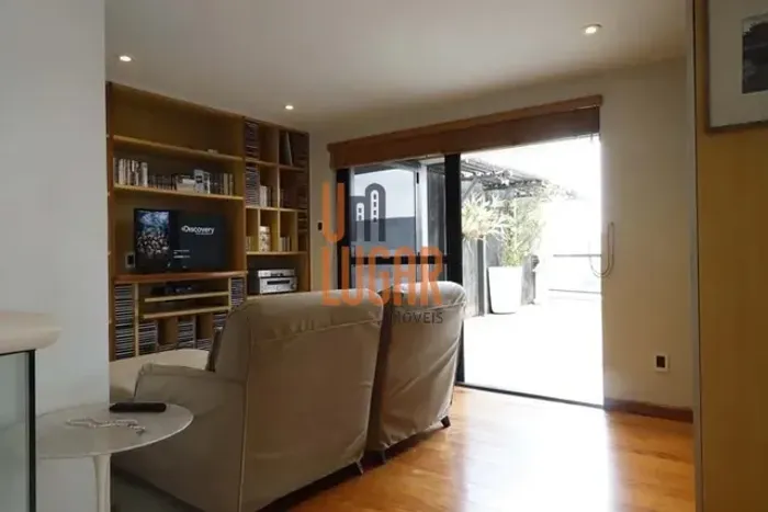 Um Lugar Imóveis vende uma excelente cobertura no Edifício La Vie En Rose, localizado em U