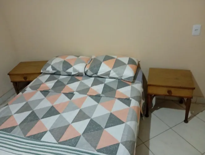 Parnde mesas de cabeceira de cama em madeira nobre