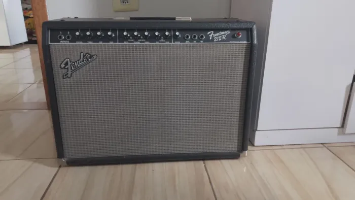 Amplificador fender frontman 212,100w com rever e footr