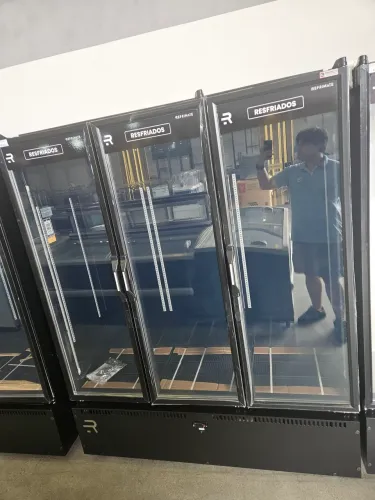 refrigerador expositor 3 portas para frios e lacticínios total preto - novo