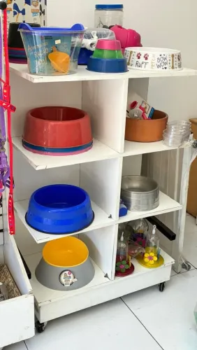 Vendo estante em MDF com nichos e rodinhas