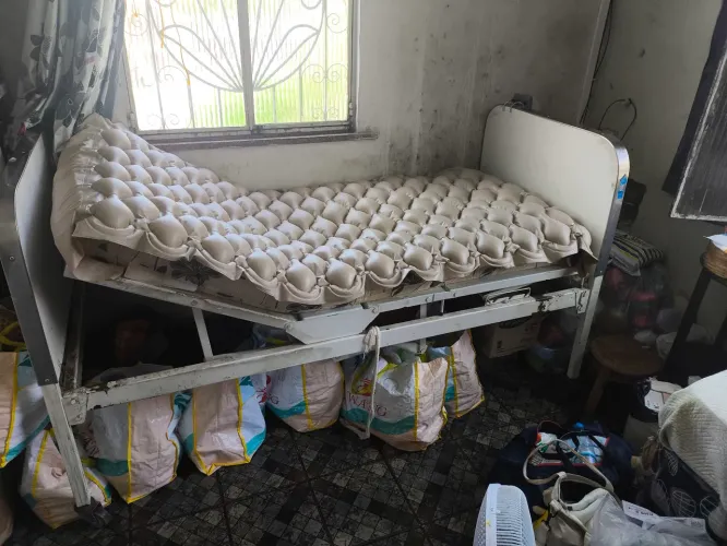 Vendo cama hospitalar com manivelas e colchão pneumático de pressão 