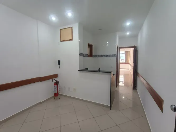 Sala pequena com cozinha/copa, banheiro e sala/quarto.
