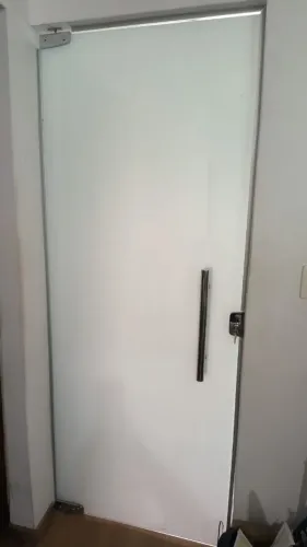 Porta de vidro Blindex, com película e puxador inox