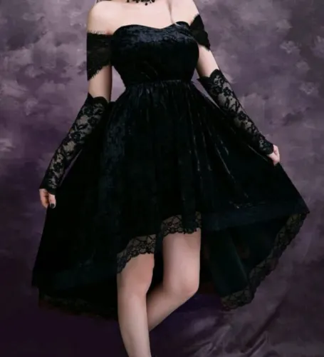 Vestido Preto em Veludo com Renda