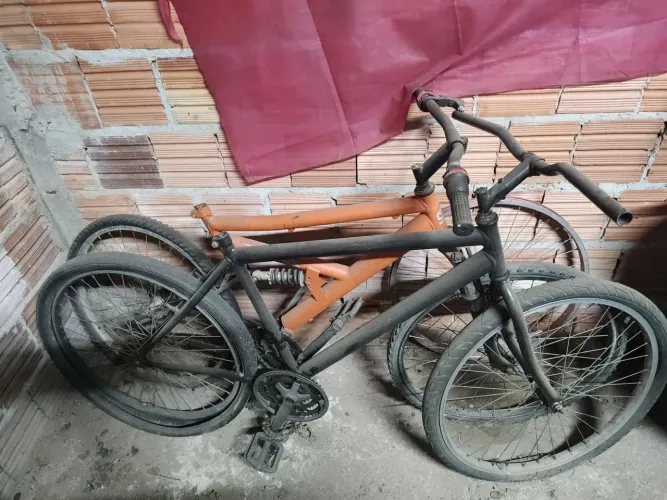 Várias bicicleta algumas pra arrumar 