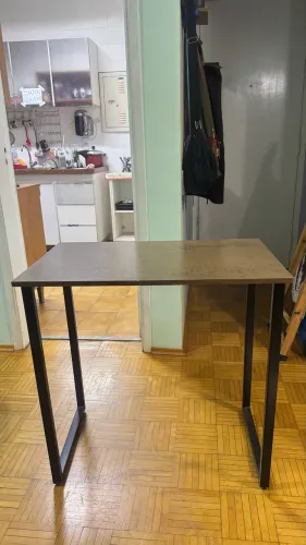 Mesinha de madeira com pés de metal