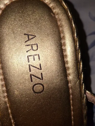 Sandalia Arezzo dourada trançada