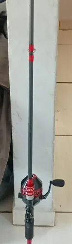 Vara de pesca com molinete