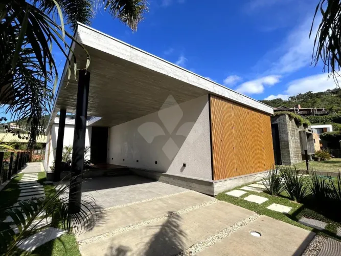 Casa térrea a 350 metros do mar a venda no bairro Morrinhos, Garopaba/SC