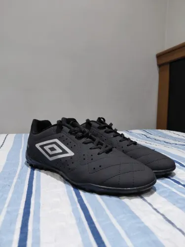 Chuteira Umbro Society