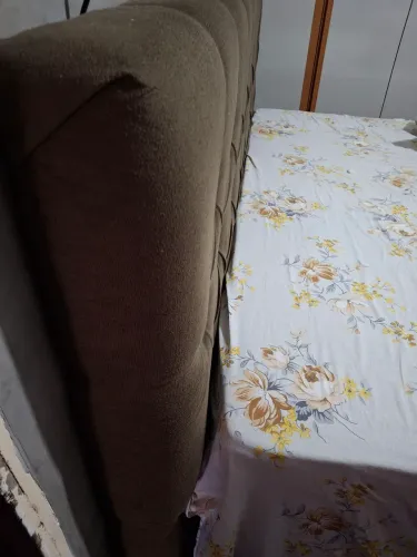 Vendo cabeceira de cama quem estofada cor marrom