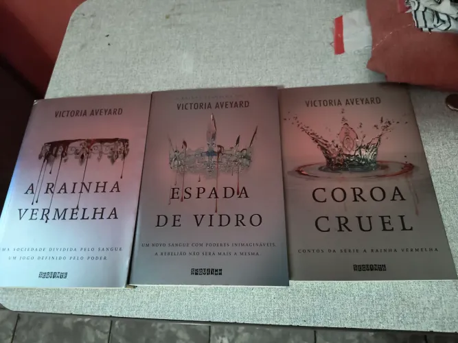 Kit Livros A Rainha Vermelha + Espada de Vidro + Coroa Cruel