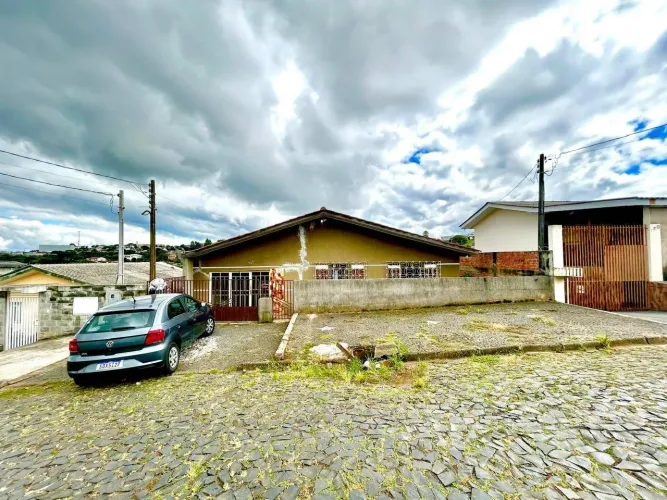 Casa Térrea à venda. Próxima a BR-376, com 490m² de terreno e 123,21m² de área