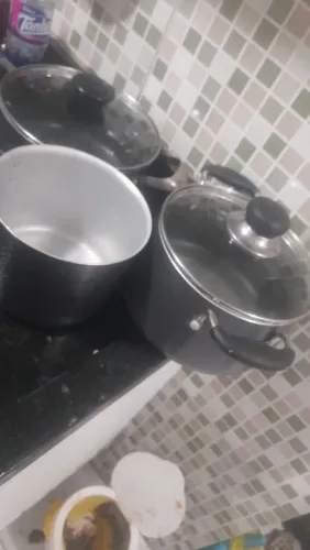 Duas panelas com tanpa de vidro e uma leiteira