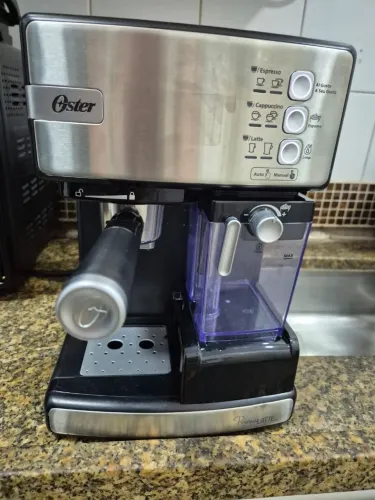 Cafeteira Oster Prima Latte inox- aceita pó e cápsulas nespresso