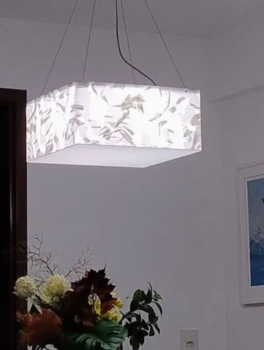 Lustre pendente branco em acrílico. 